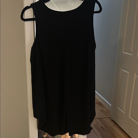 Elegant Black Sleeveless Tank Top - Picture 2 of 5